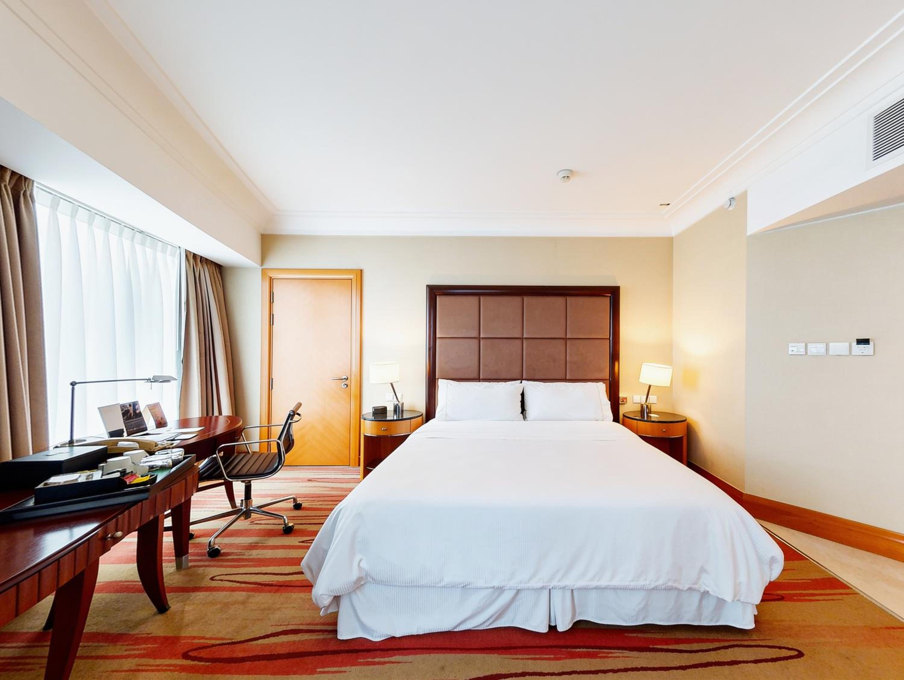 Specialty, Guest Room, King Bed, City View, Corner