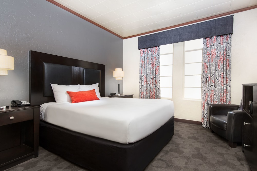 STANDARD, QUEEN BED