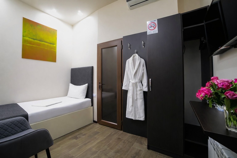 Elysium Gallery Hotel 50/74