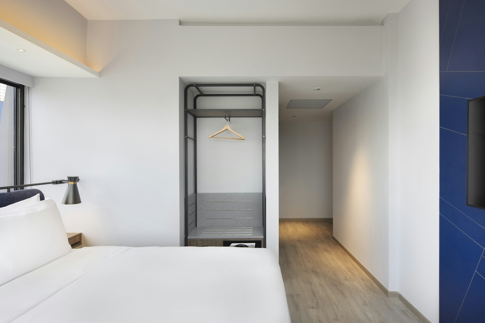 PLUS, DELUXE, QUEEN BED