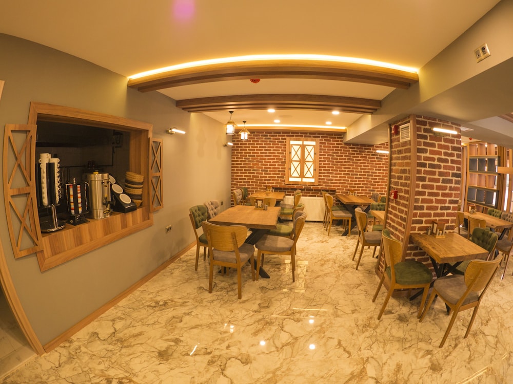 Elif Inan Motel 35/50