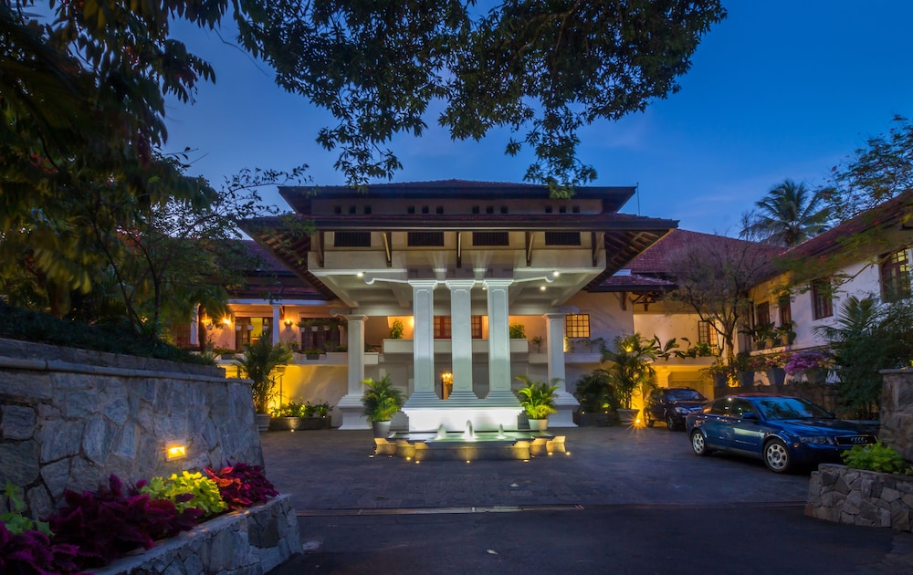 Mahaweli Reach Hotel 6/50