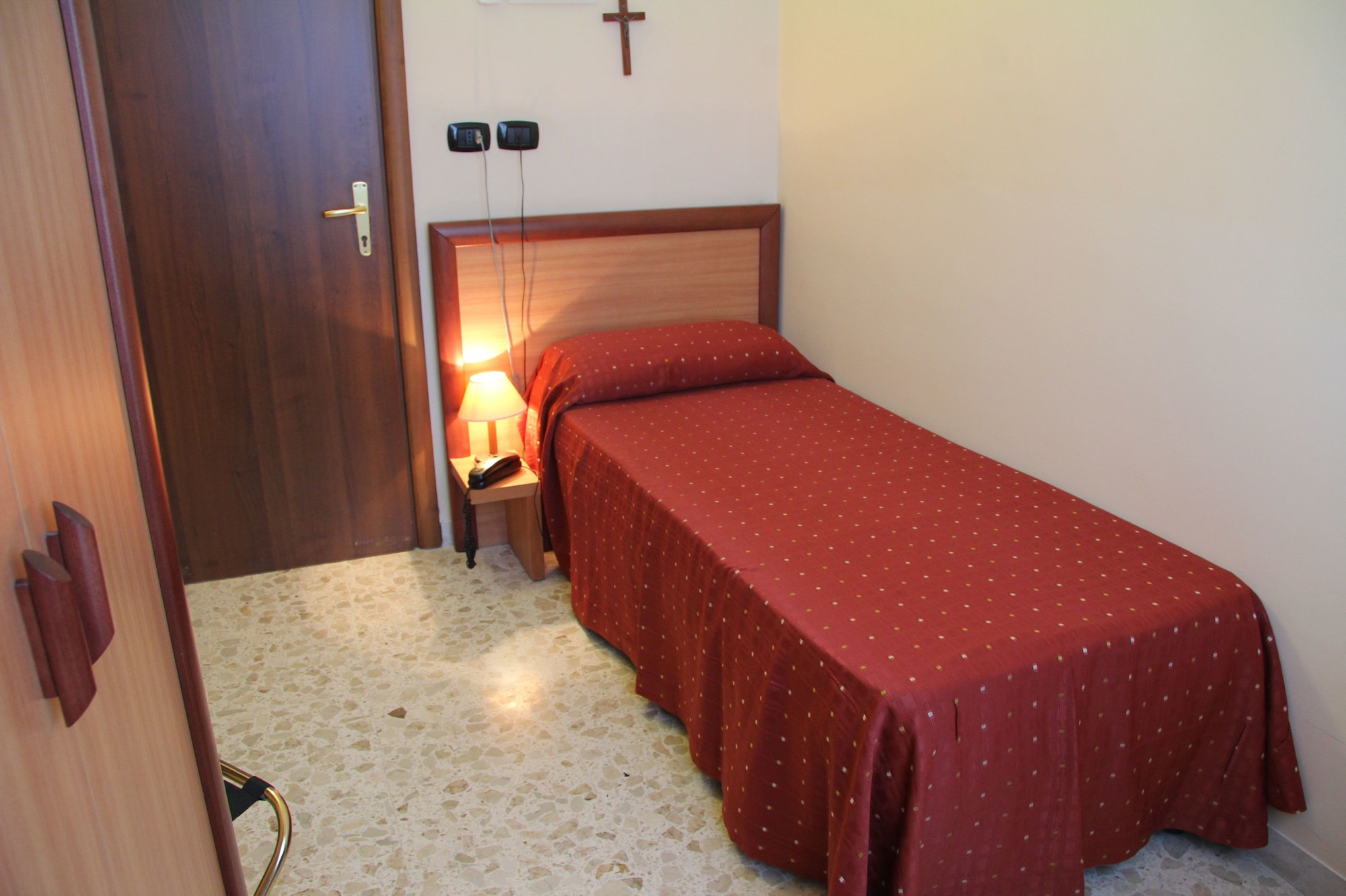 ROOM, SINGLE
