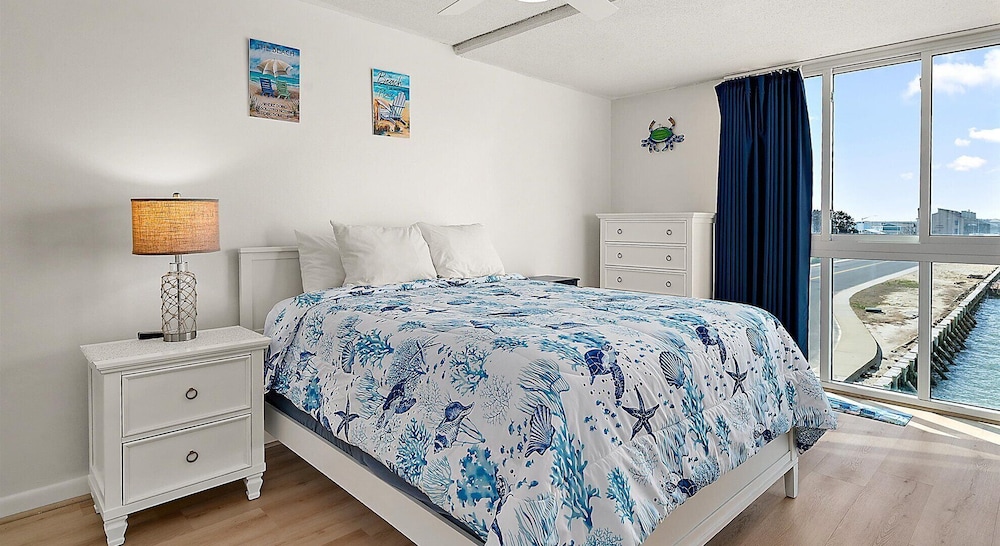 3 Bedrooms, Condo, Traditional, 2 Queen and Twin Beds, Bay View, Sofa 8/10
