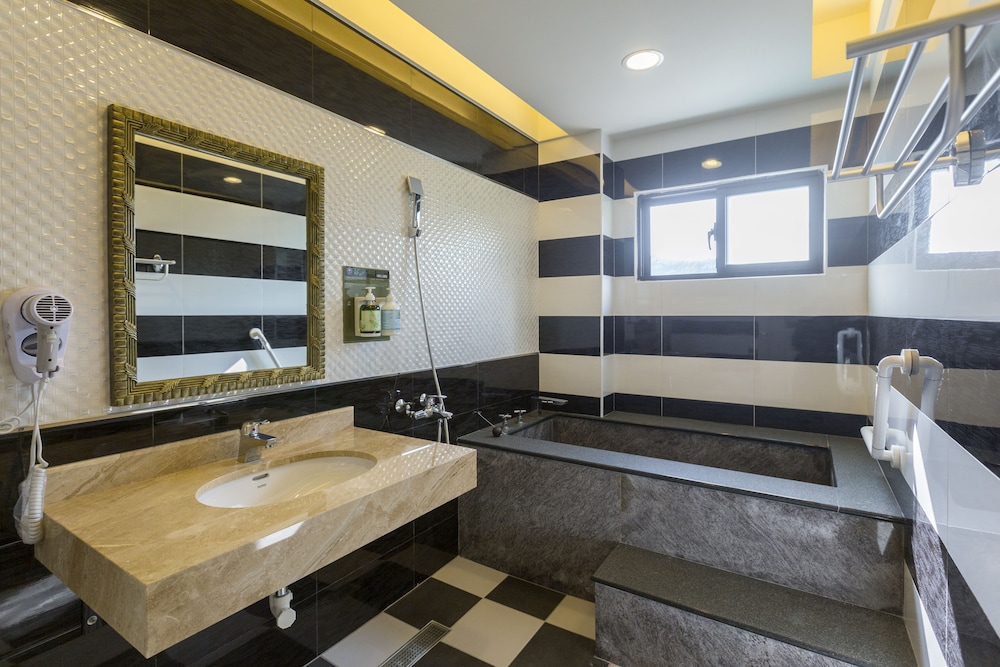 Huaman Hot Spring Villa 37/68