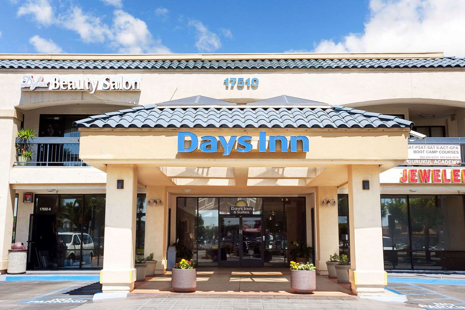 Days Inn & Suites By Wyndham Artesia in ARTESIA - CA