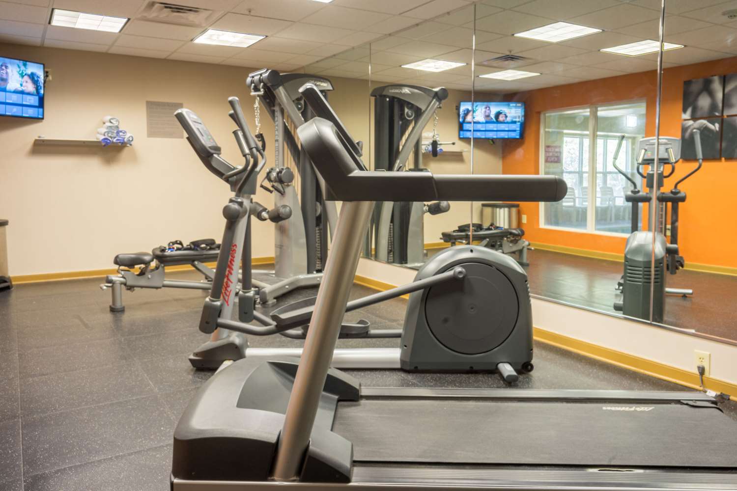 Country Inn & Suites By Radisson, Doswell (Kings Dominion), VA 19/39