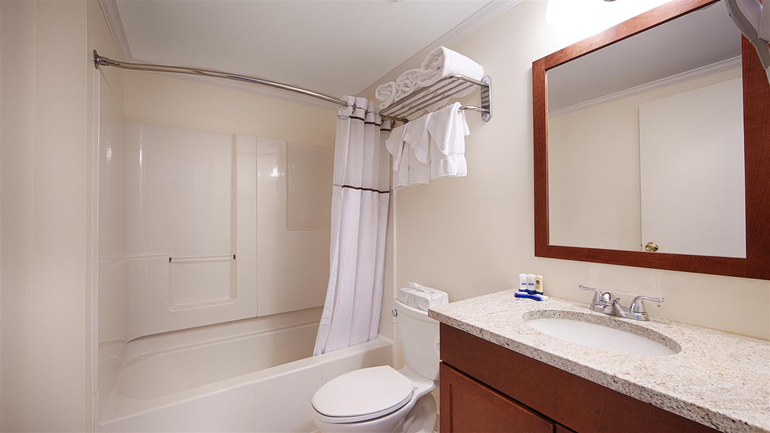 Room - 2 Queen, Water View، Best Western Adams Inn Quincy-Boston 6/6