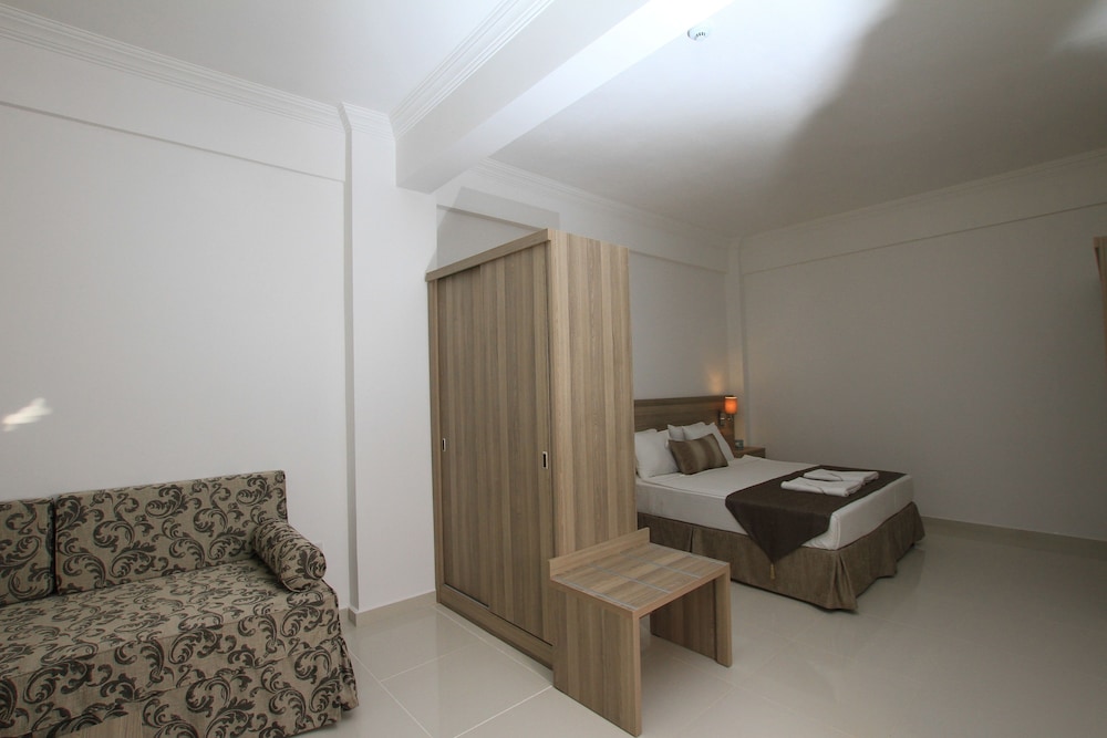 Palm Bay Beach Hotel 33/61
