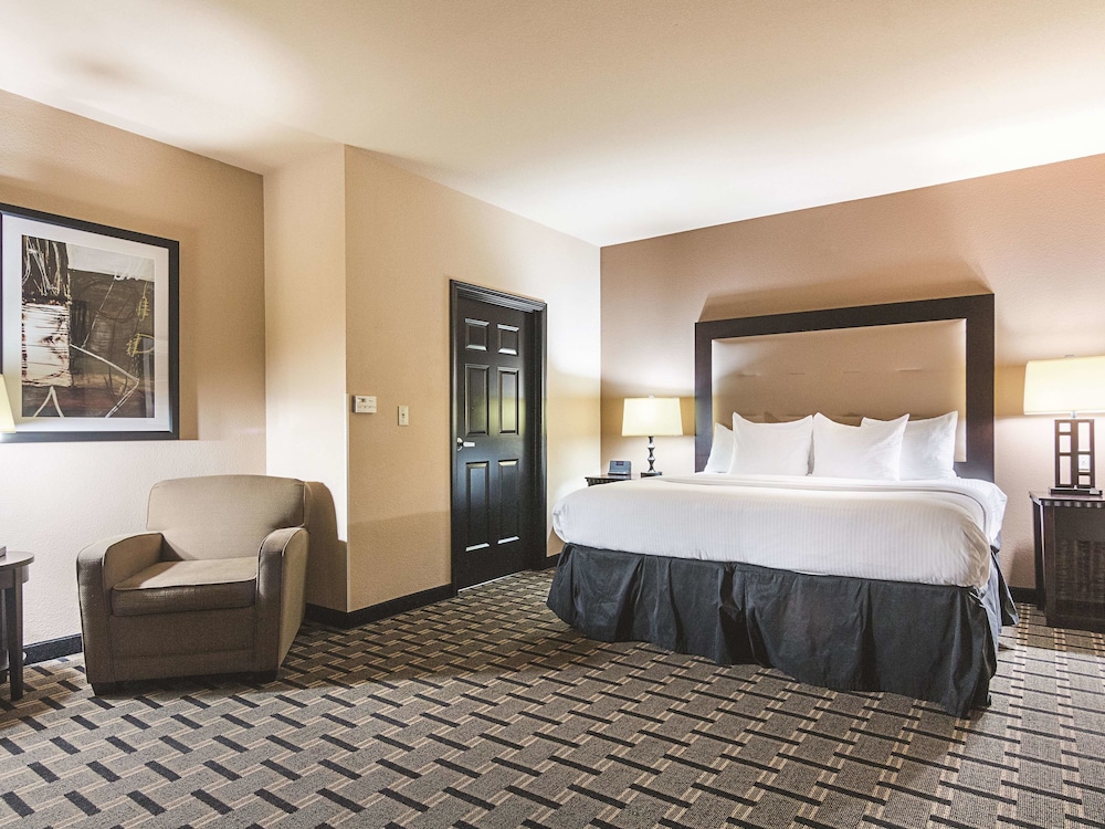 La Quinta Inn and Suites by Wyndham Mt. Pleasant 24/72