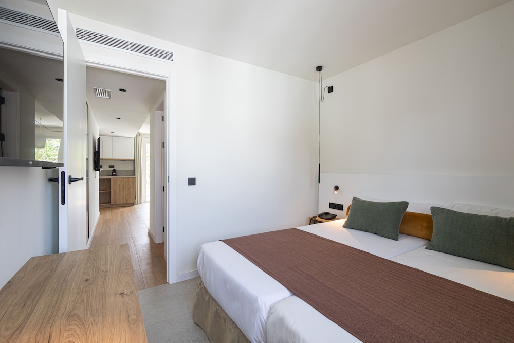 DELUXE, APARTMENT, JETTED TUB, TERRACE