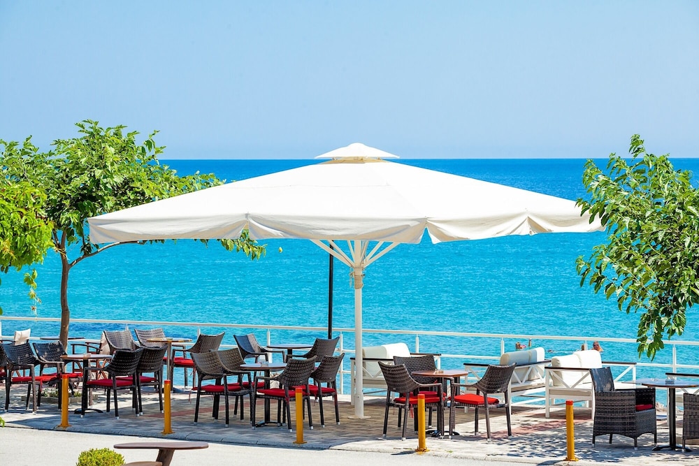 Xenios Dolphin Beach Hotel 37/68