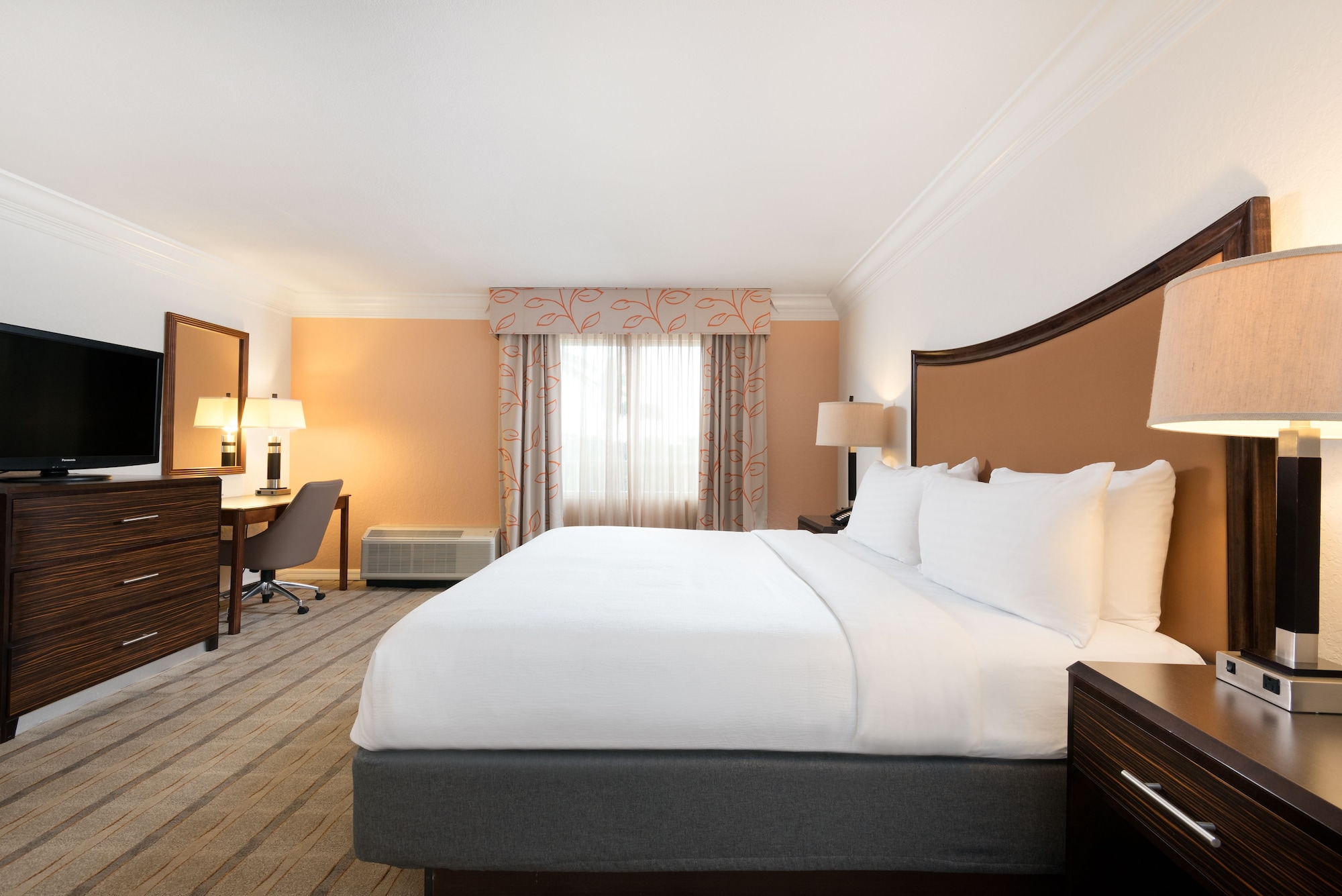 SUITE, KING BED