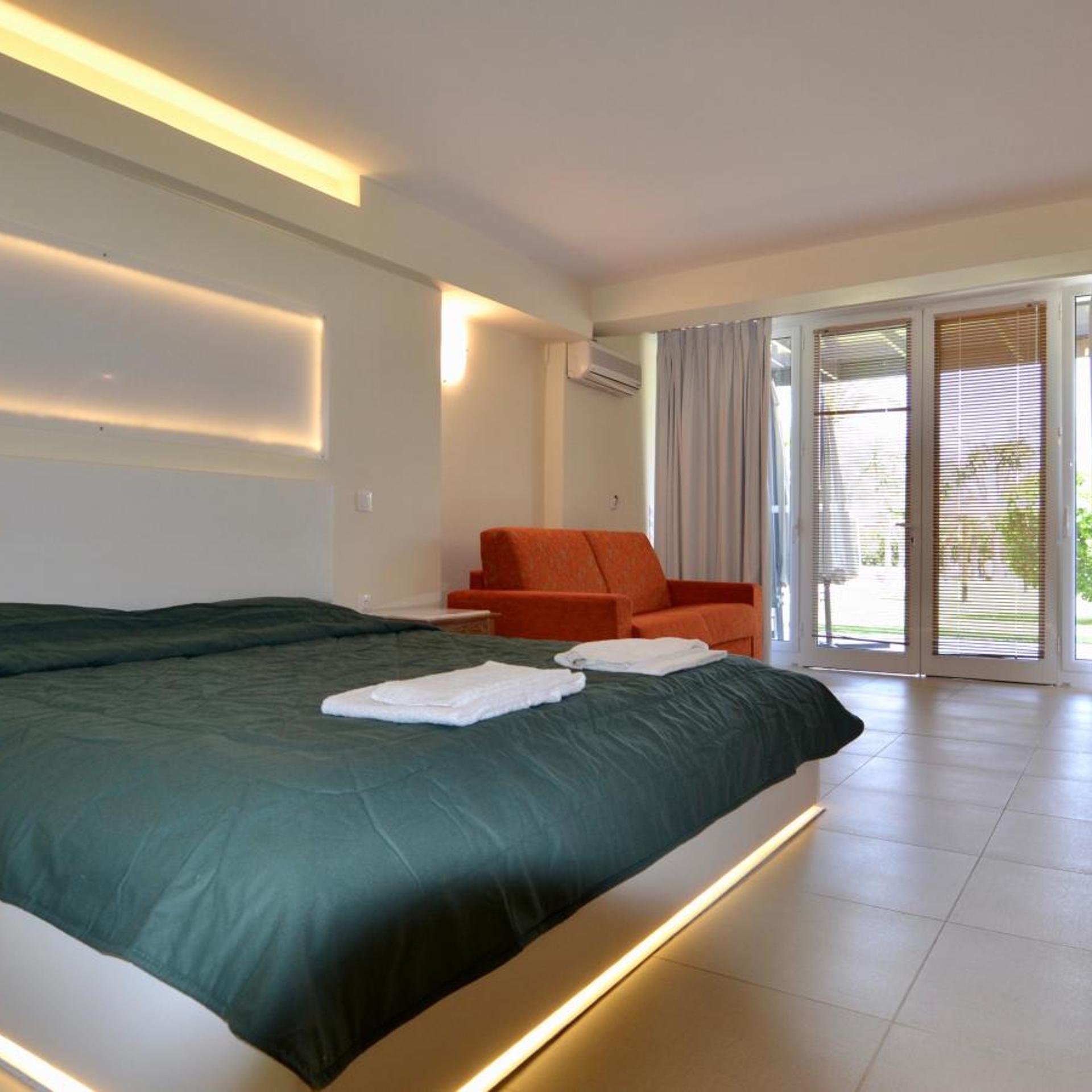 Room, Queen Bed, Pool View