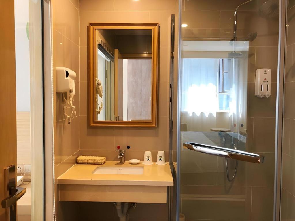 GreenTree Inn Urumqi Airport Tianyi International City 45/47