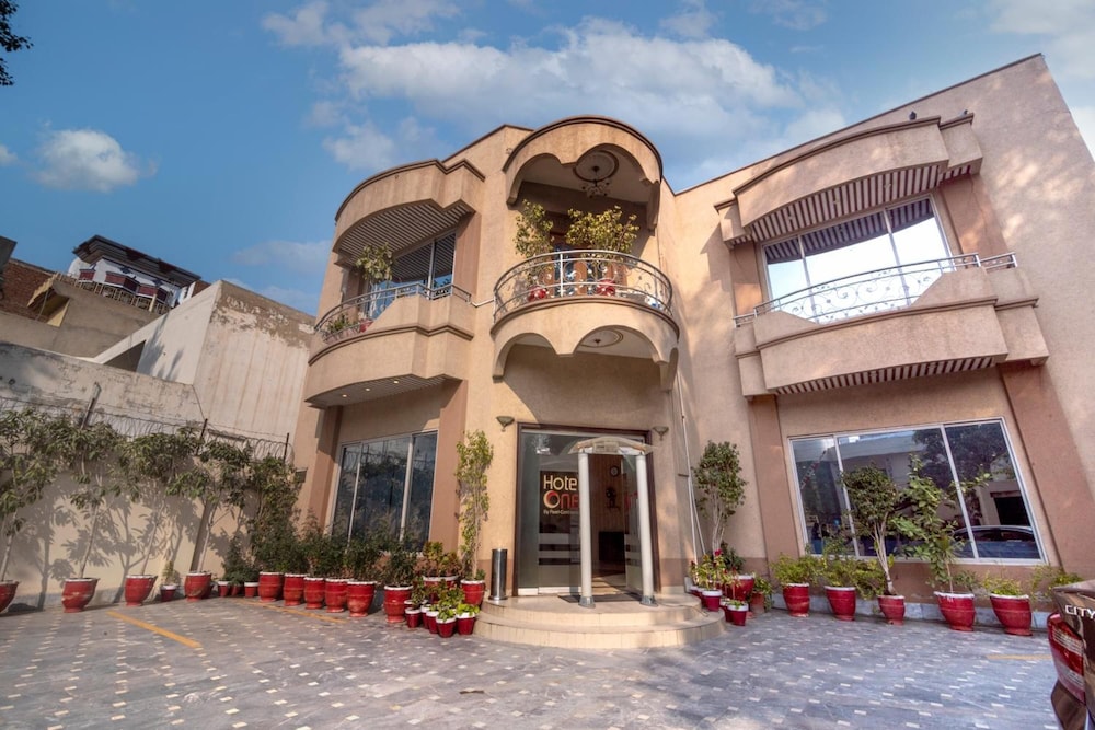 Hotel One Lalazar Multan 26/29
