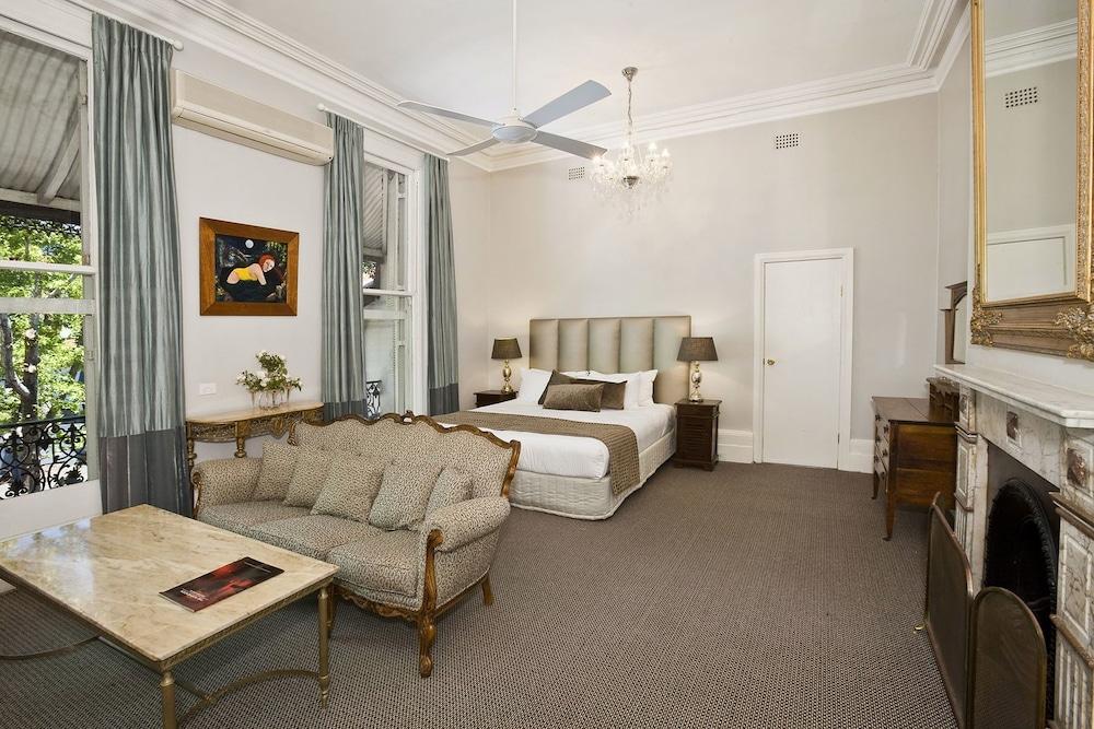 Manor, Suite