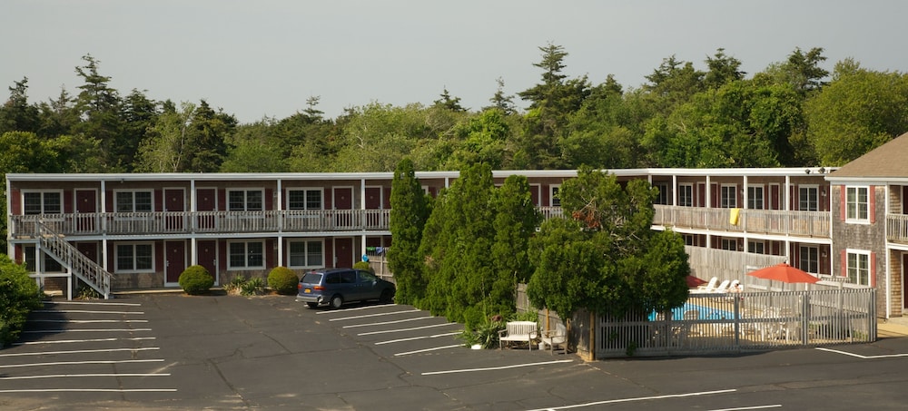 Holiday Hill Inn & Suites 59/61