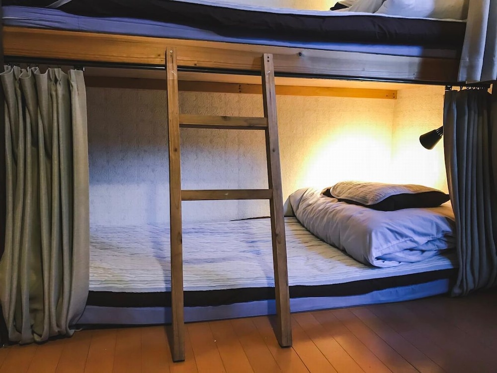 Mixed Dorm, 3 Bunk Beds, Shared Bathroom, Peace House Showa 4/7