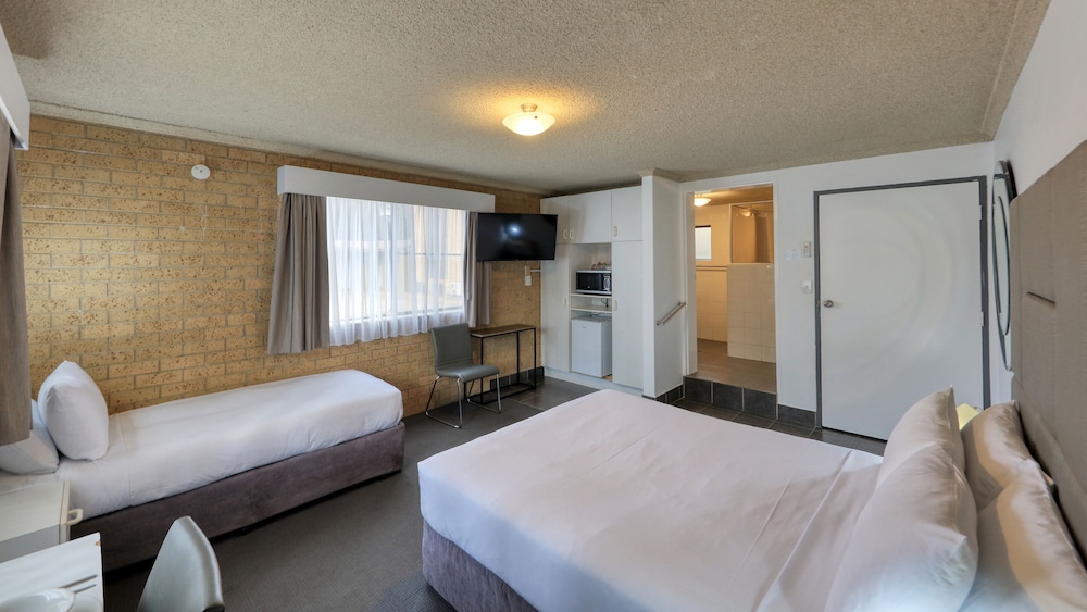 HAMILTON HUME MOTOR INN YASS 4/26