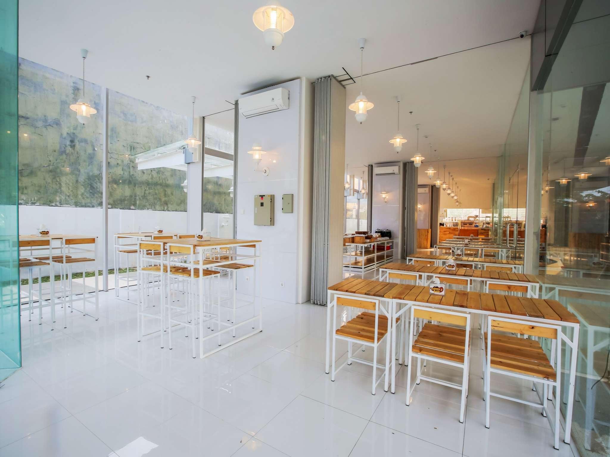 The Alimar Premier Hotel Surabaya 20/25