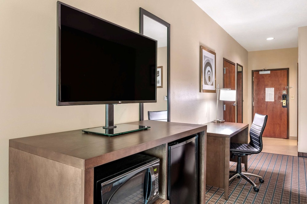 Comfort Inn & Suites Cincinnati Uptown Clifton 33/45