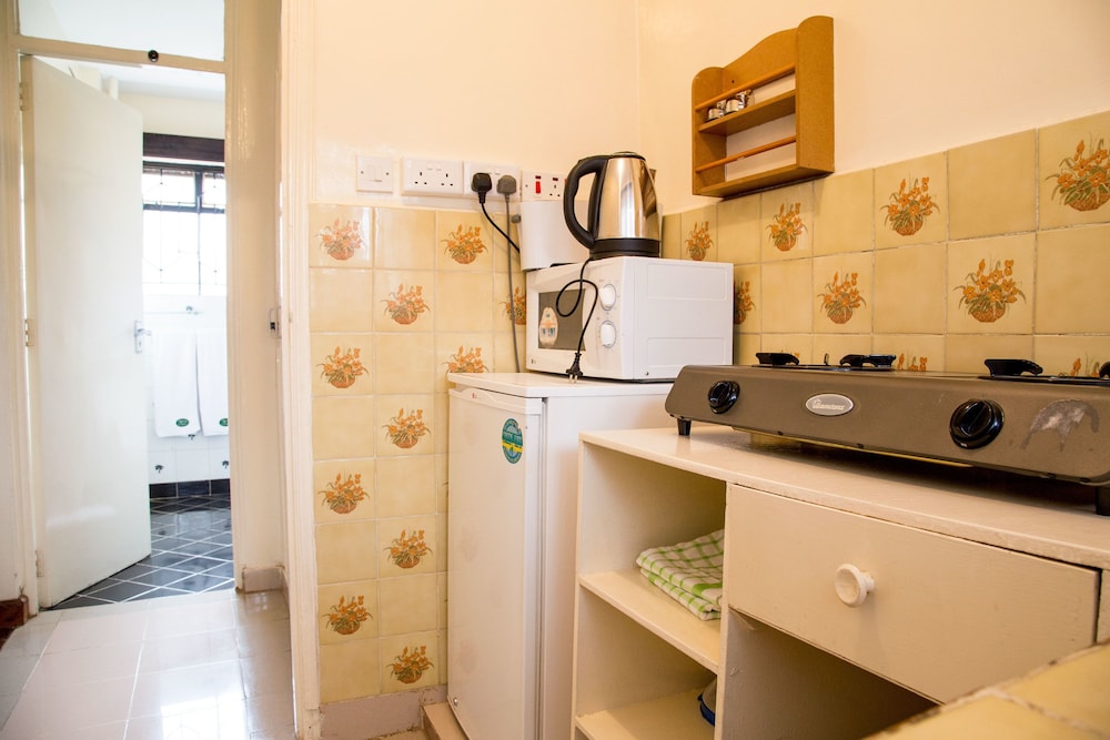 Njema Court Apartments 50/50