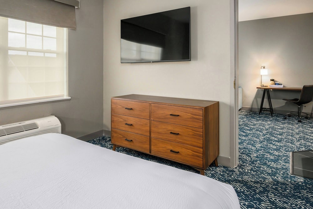جناح بسرير كوين بغرفة نوم واحدة مع أريكة، Country Inn & Suites By Radisson Manchester Airport Nh 3/6