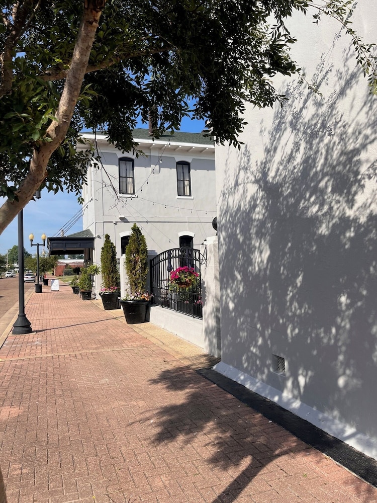Greenville Inn Suites 63/67