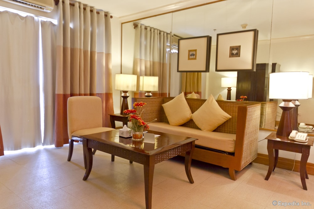 Crown Regency Suites Mactan 51/74
