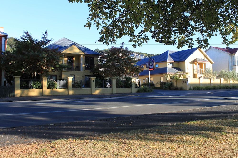 Alhambra Oaks Motor Lodge 36/41