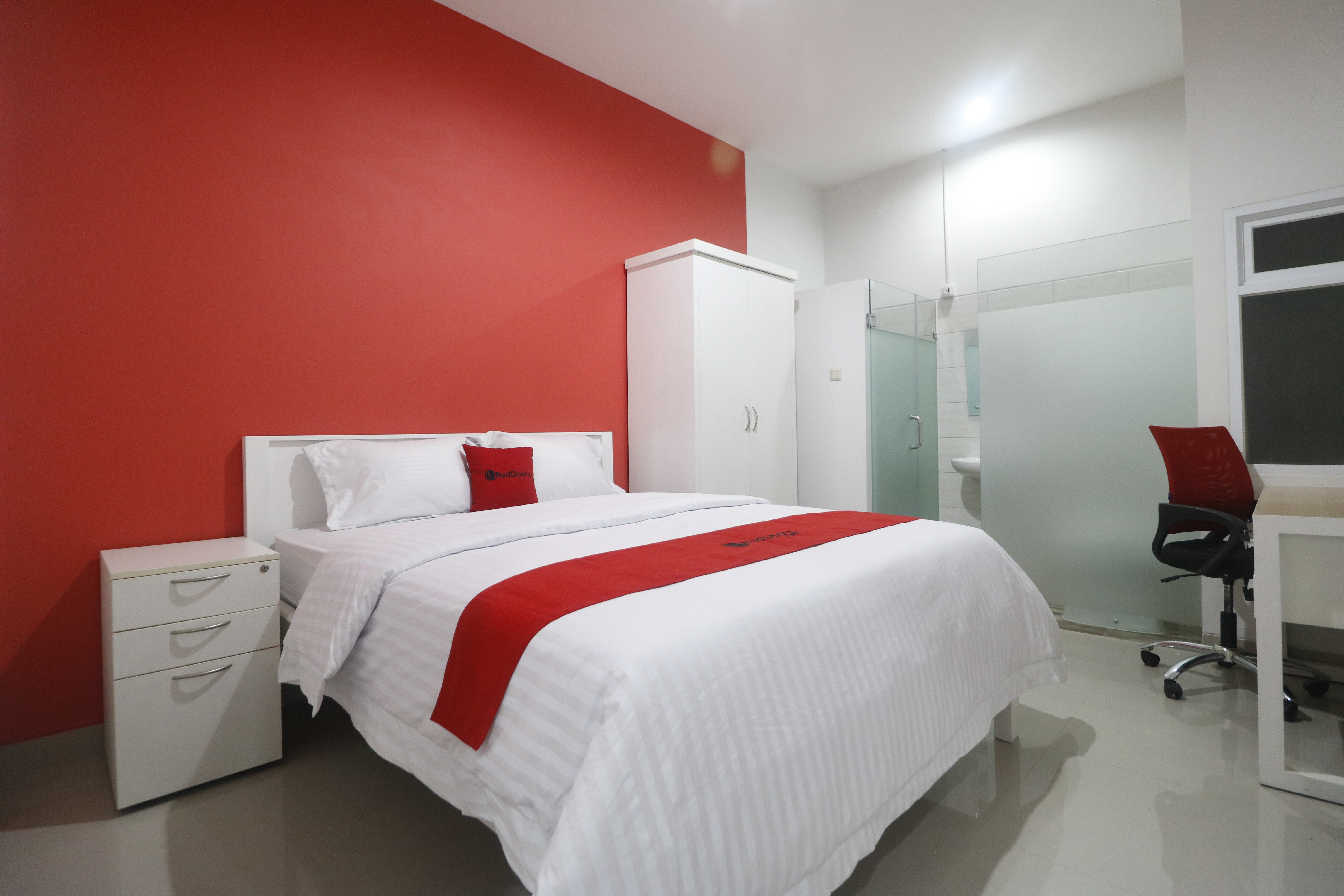 RedDoorz Plus near Living Plaza Jababeka 21/35