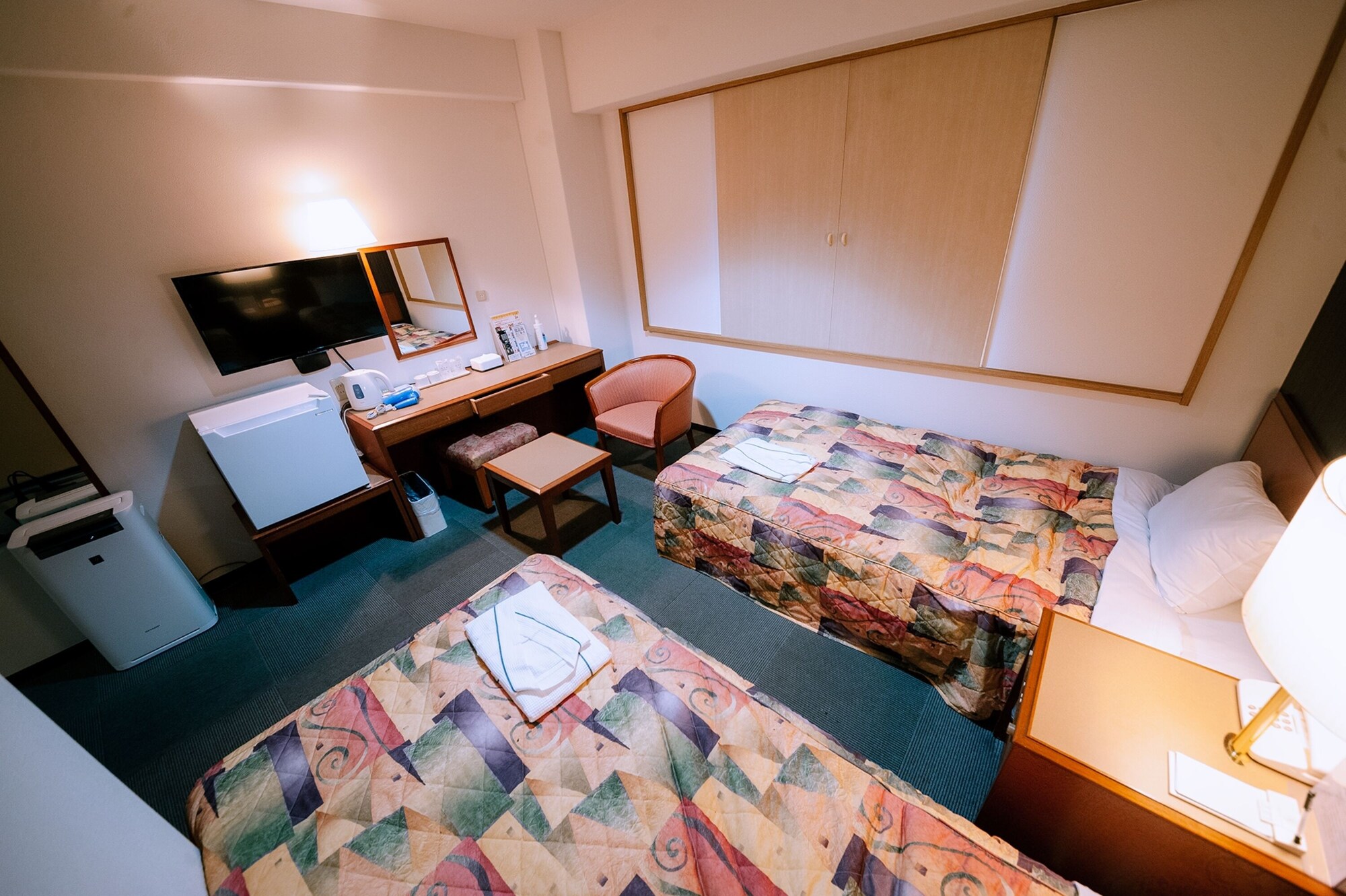 ROOM, TWIN BEDS