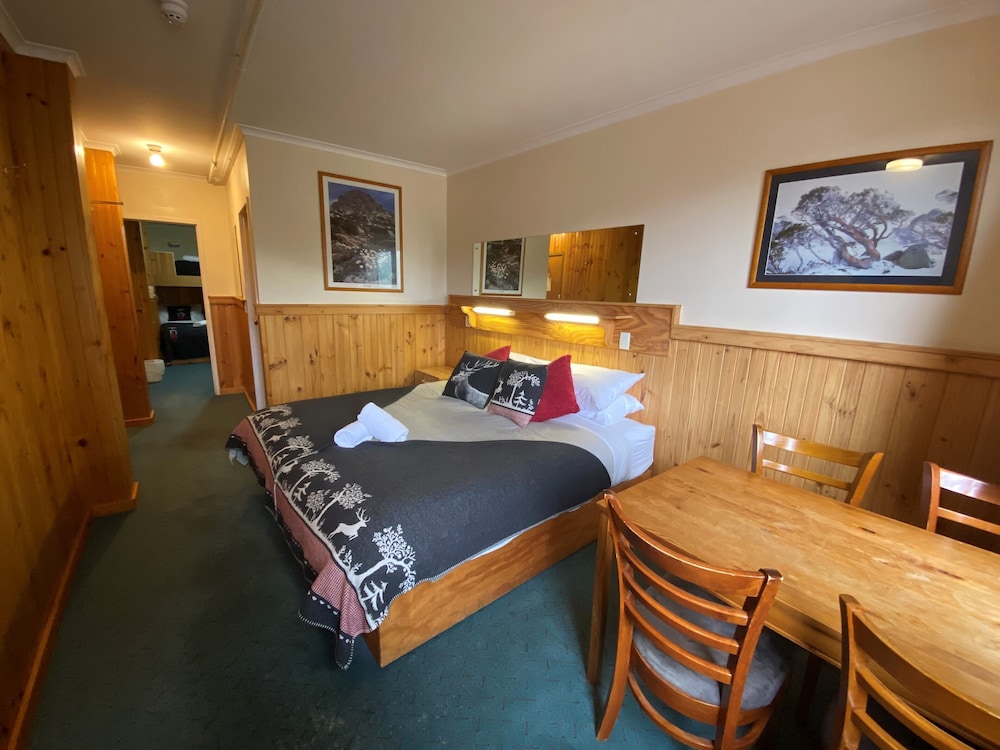 CANDLELIGHT LODGE 23/59