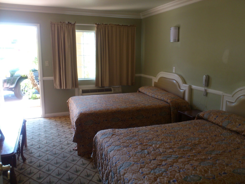 غرفة قياسية بسريرين مزدوجين
