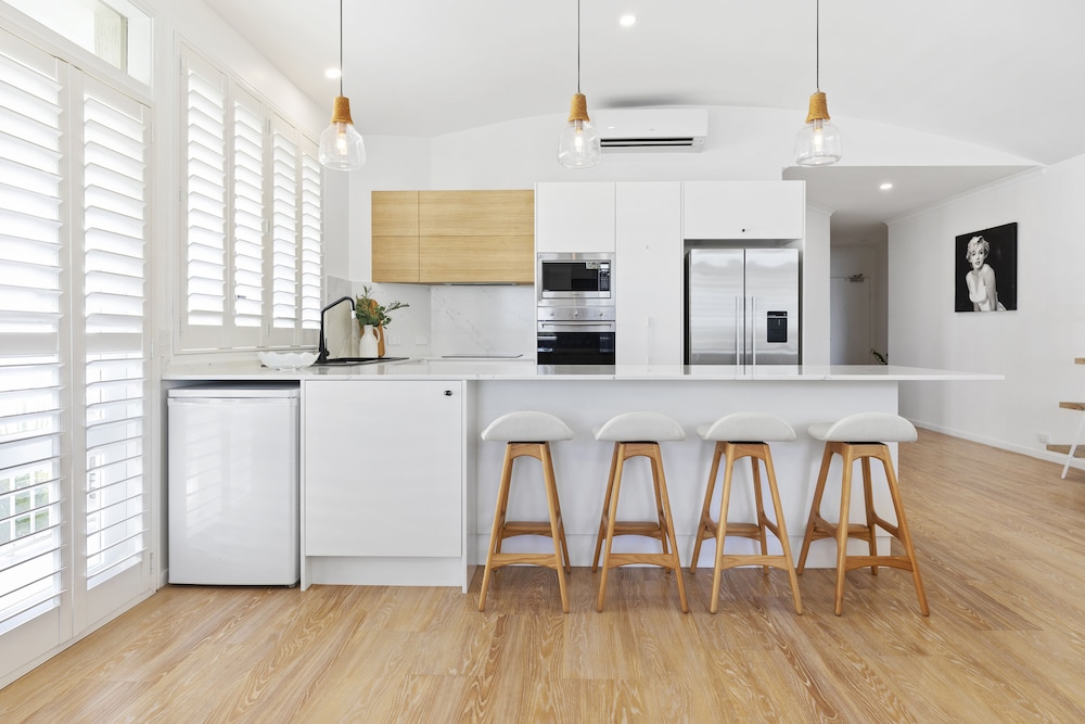 NOOSA OUTRIGGER BEACH RESORT 9/73