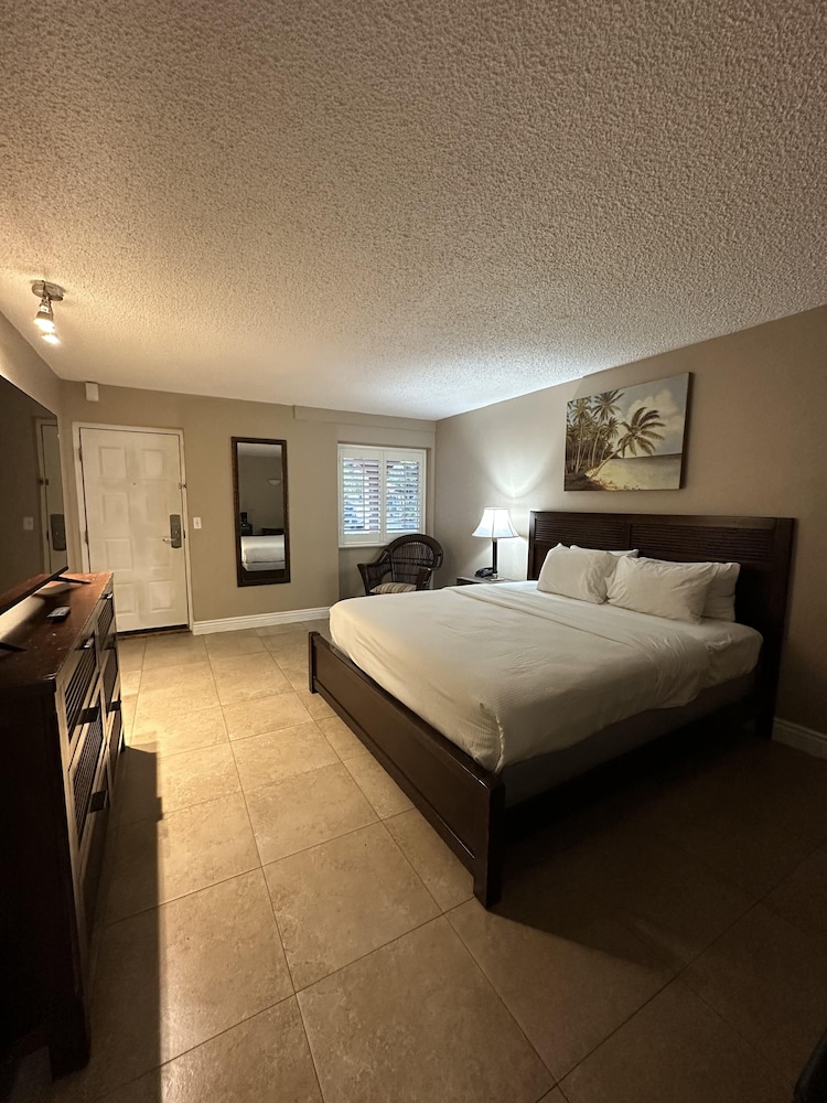ROOM, KING BED