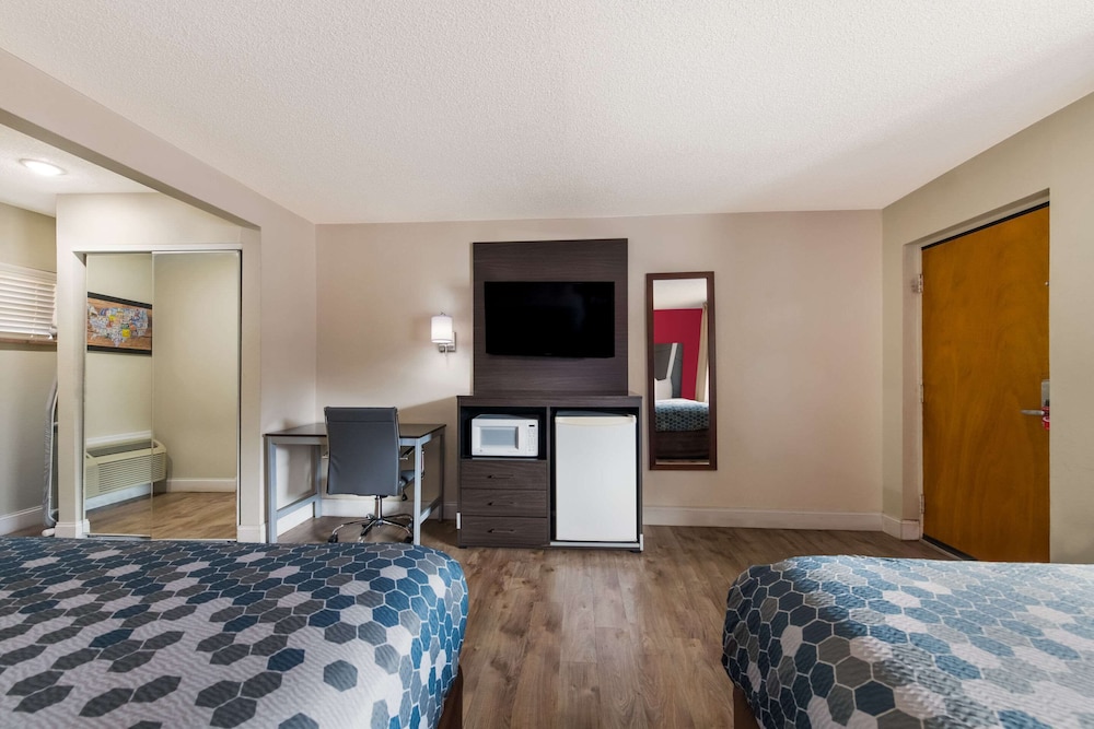 Econo Lodge Inn and Suites On The River 50/61