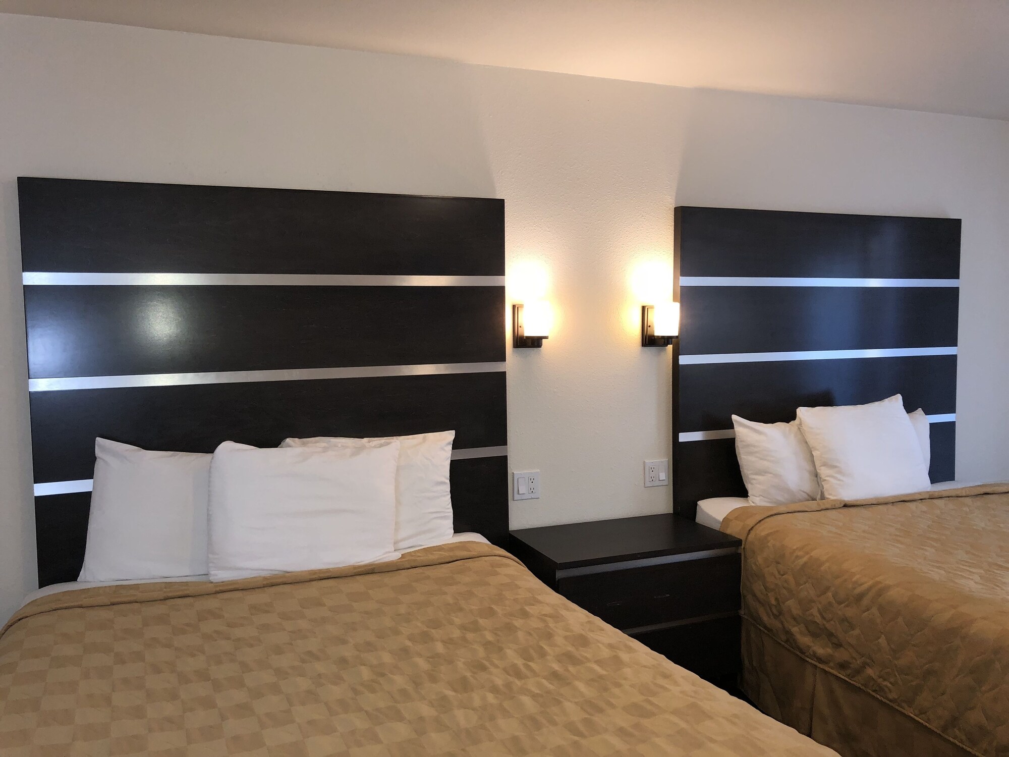 STANDARD, 2 DOUBLE BEDS