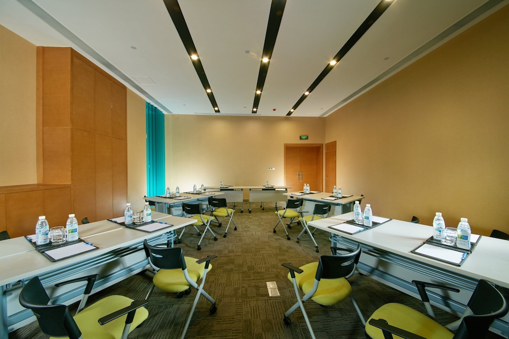HOLIDAY INN EXPRESS LESHAN CITY SQUARE 37/43
