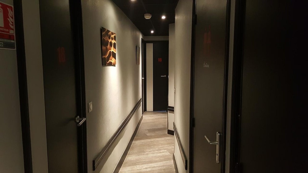 CAFE HOTEL DE L'AVENIR 15/25