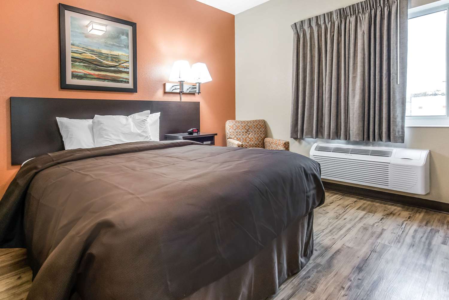 Efficiency, Queen Bed, Accessible