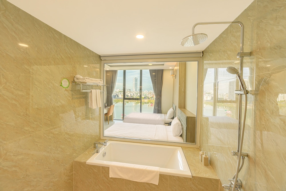 Lake View Hotel 26/69