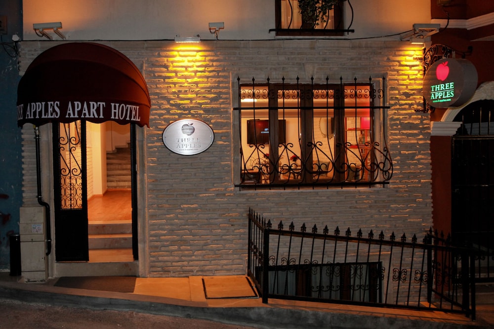 Three Apples Suites 3/39
