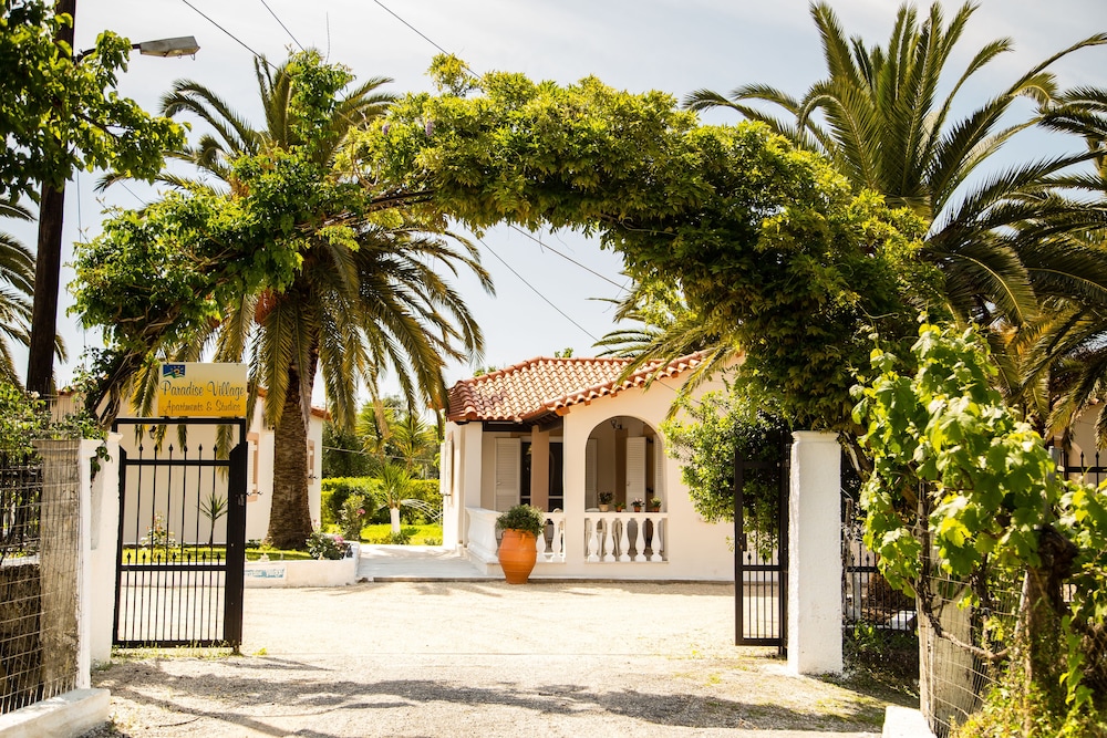 Paradise Village 4/40