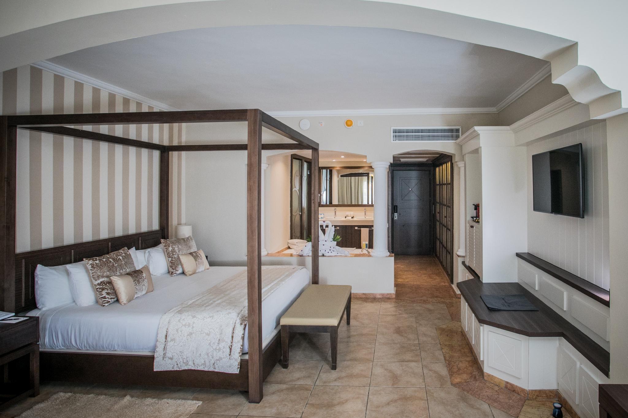 Colonial, Club, Suite, King Bed, Ocean View, Hot Tub