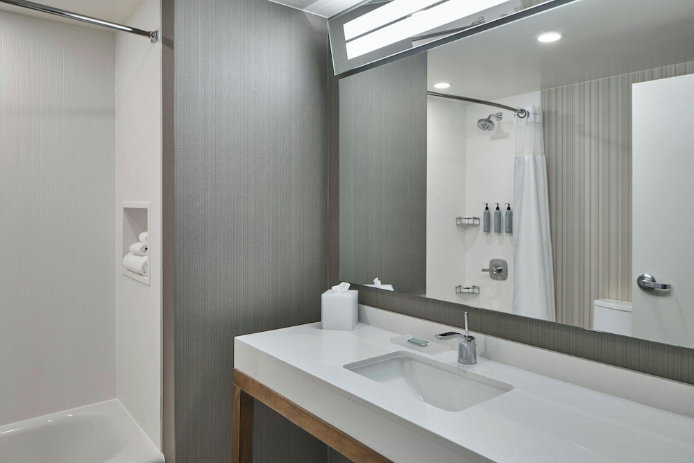 جناح بسرير كينج بإطلالة على النهر مع أريكة لذوي الإعاقة، Courtyard By Marriott Albany Troy/Waterfront 3/5
