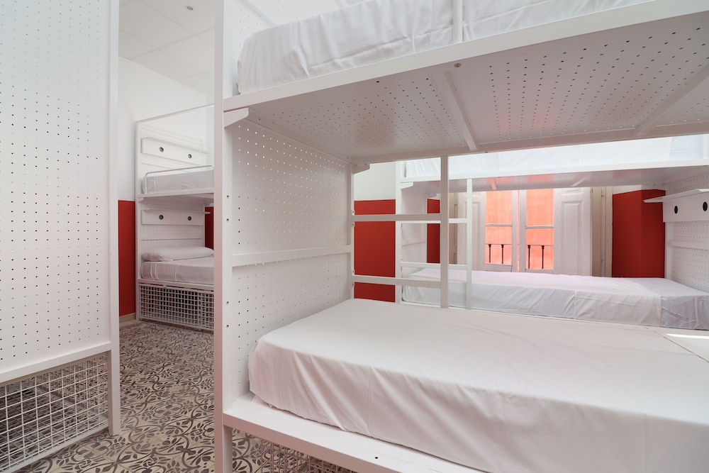 FEMALE DORM, FEMALE ONLY, SHARED BATHROOM
