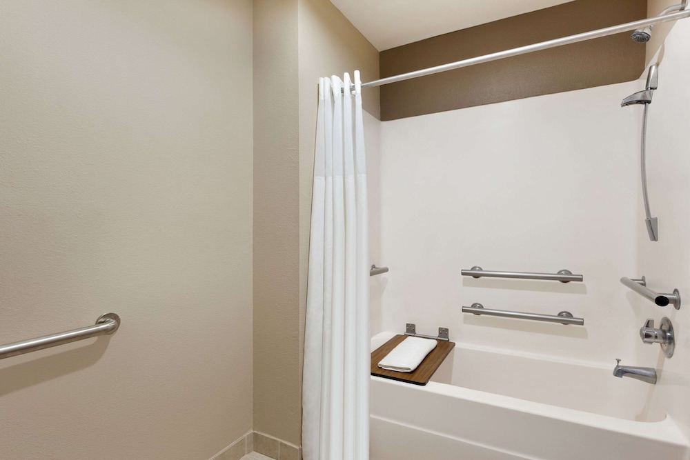 Business, Suite, King Bed, Super 8 By Wyndham Lake Charles Northeast 3/3