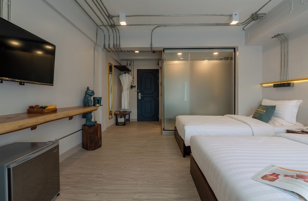 Momo Hotel 13/27